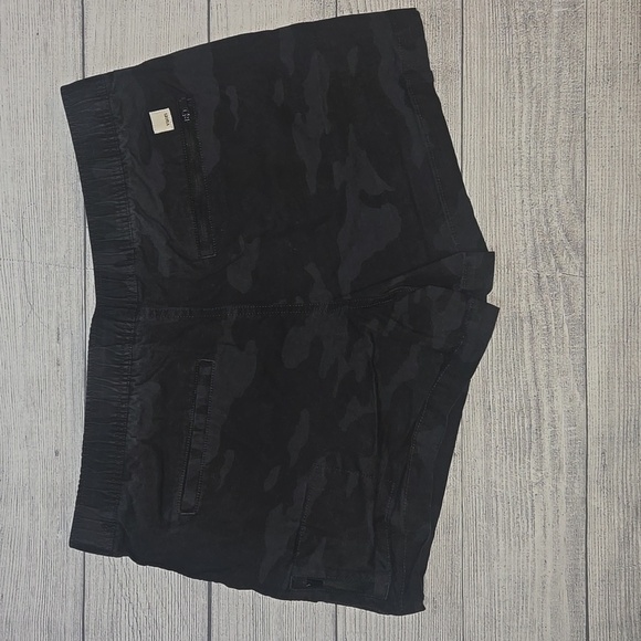 Vuori Women's Ripstop Shorts Black Camo Size L - Picture 2 of 12